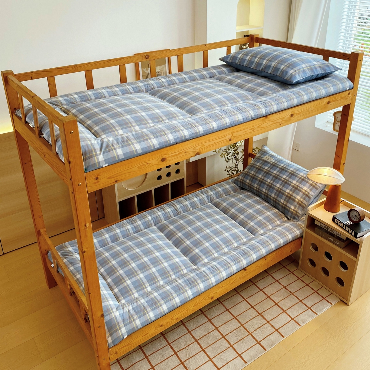 91家纺网 家纺一手货源 找家纺 梵克保罗 2025秋冬新款无印风学生宿舍床褥褥子 云舒蓝