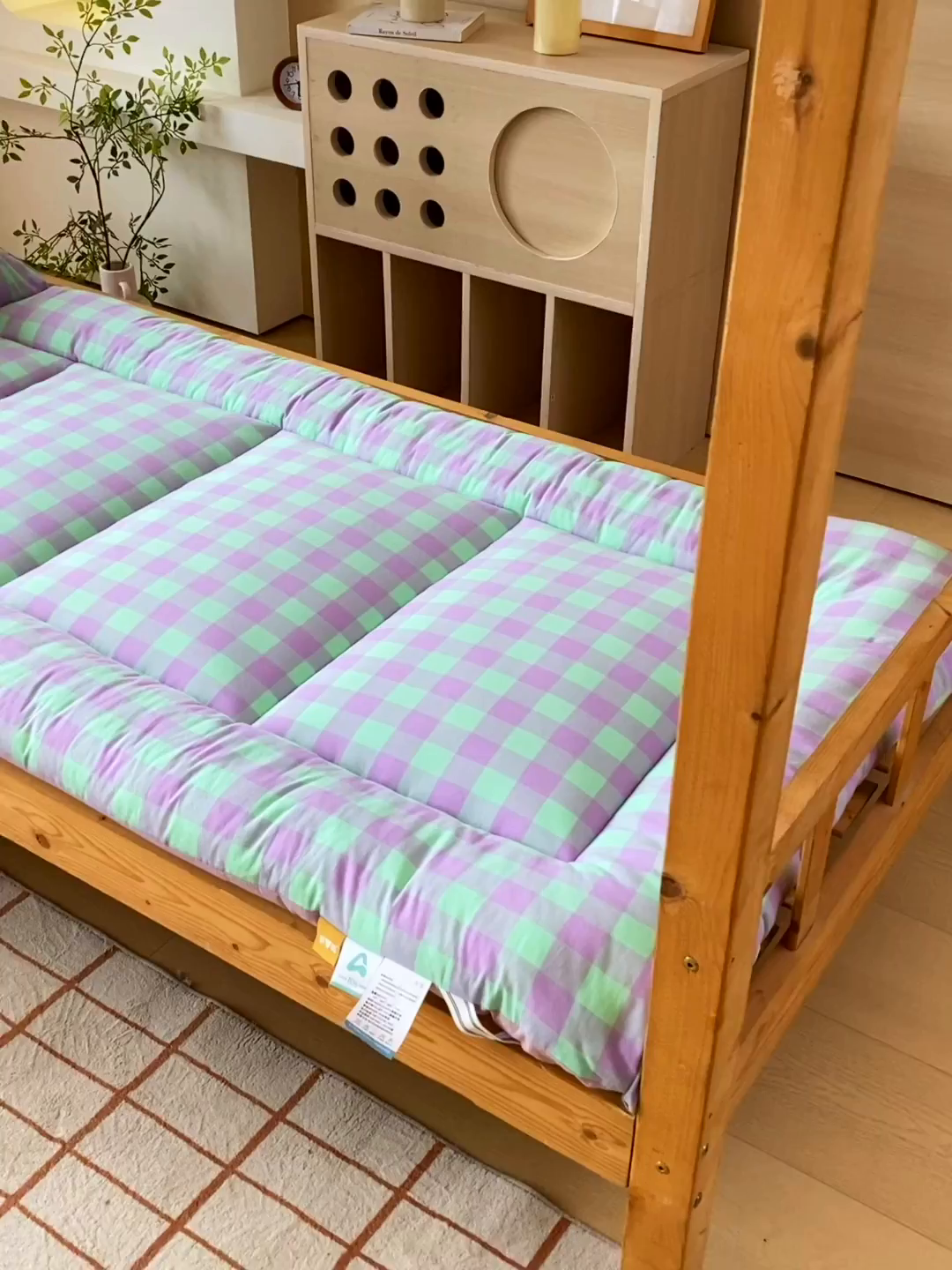 91家纺网 家纺一手货源 找家纺 梵克保罗 2025秋冬新款无印风学生宿舍床褥褥子 绿野中格