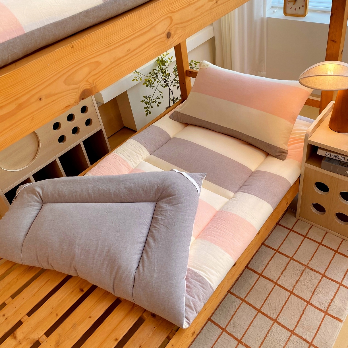 91家纺网 家纺一手货源 找家纺 梵克保罗 2025秋冬新款无印风学生宿舍床褥褥子 粉白长格