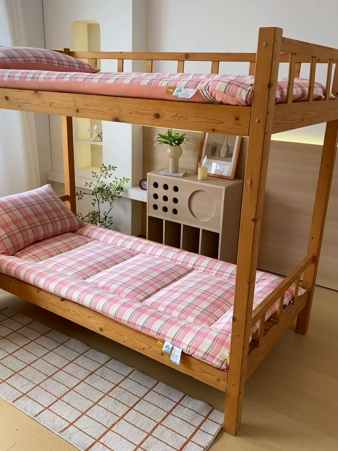 91家纺网 家纺一手货源 找家纺 梵克保罗 2025秋冬新款无印风学生宿舍床褥褥子 初春粉