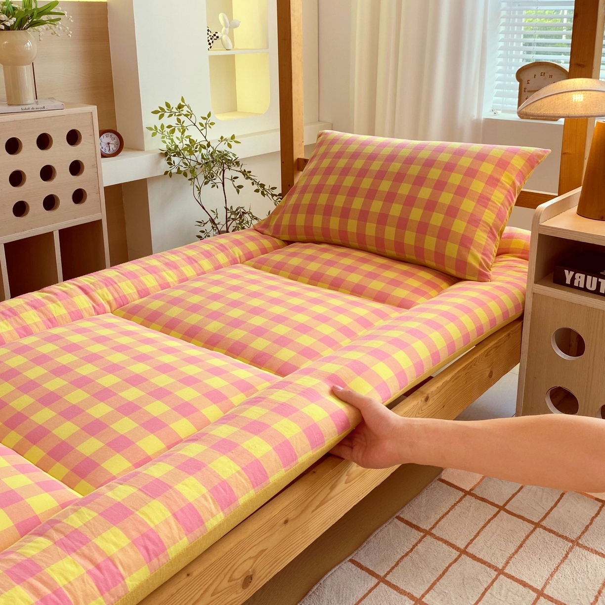 91家纺网 家纺一手货源 找家纺 梵克保罗 2025秋冬新款无印风学生宿舍床褥褥子 黄粉中格