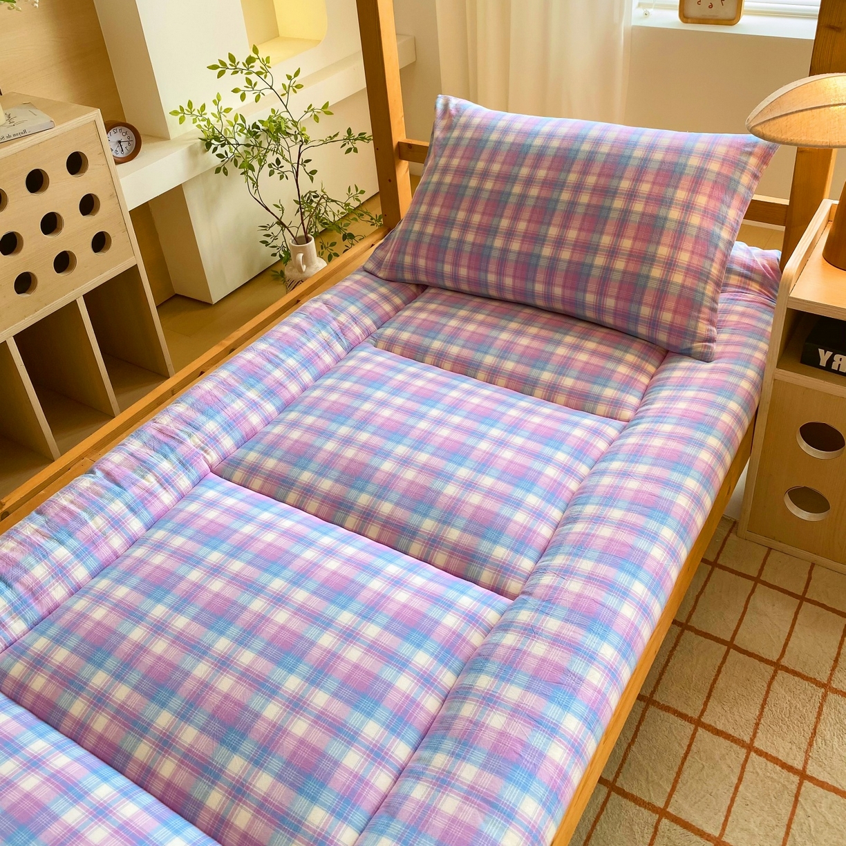 91家纺网 家纺一手货源 找家纺 梵克保罗 2025秋冬新款无印风学生宿舍床褥褥子 云舒紫