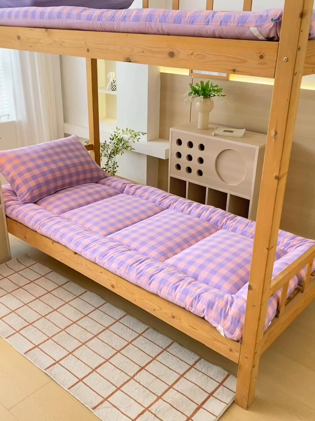 91家纺网 家纺一手货源 找家纺 梵克保罗 2025秋冬新款无印风学生宿舍床褥褥子 紫粉中格