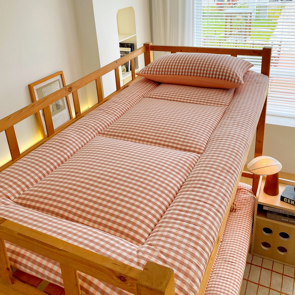 91家纺网 家纺一手货源 找家纺 梵克保罗 2025秋冬新款无印风学生宿舍床褥褥子 粉小格