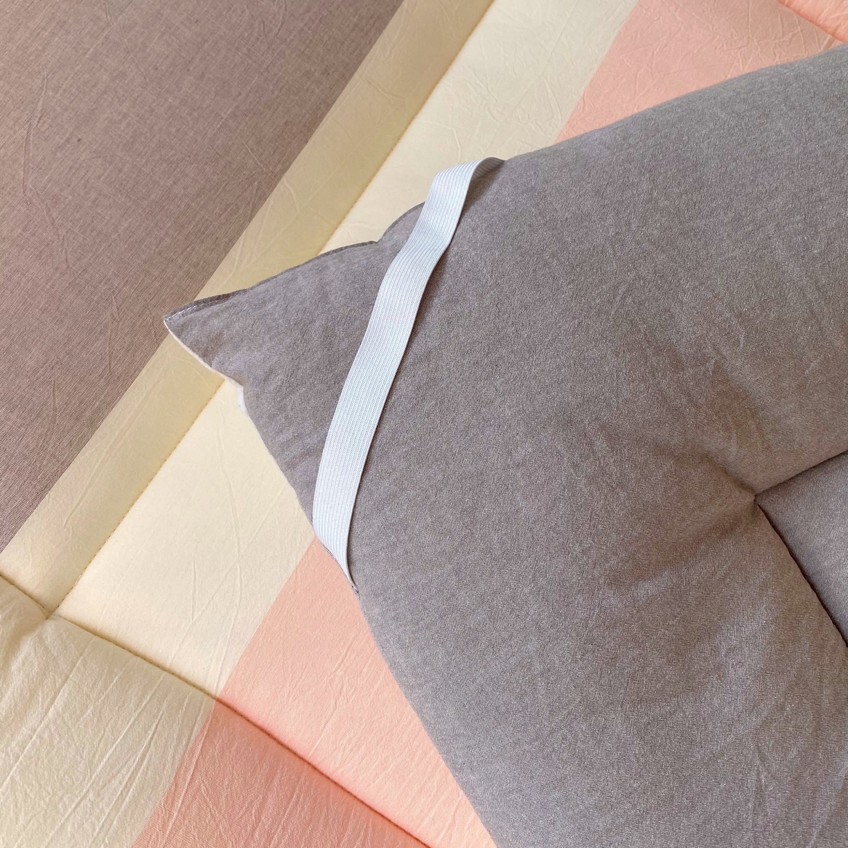 91家纺网 家纺一手货源 找家纺 梵克保罗 2025秋冬新款无印风学生宿舍床褥褥子 粉白长格