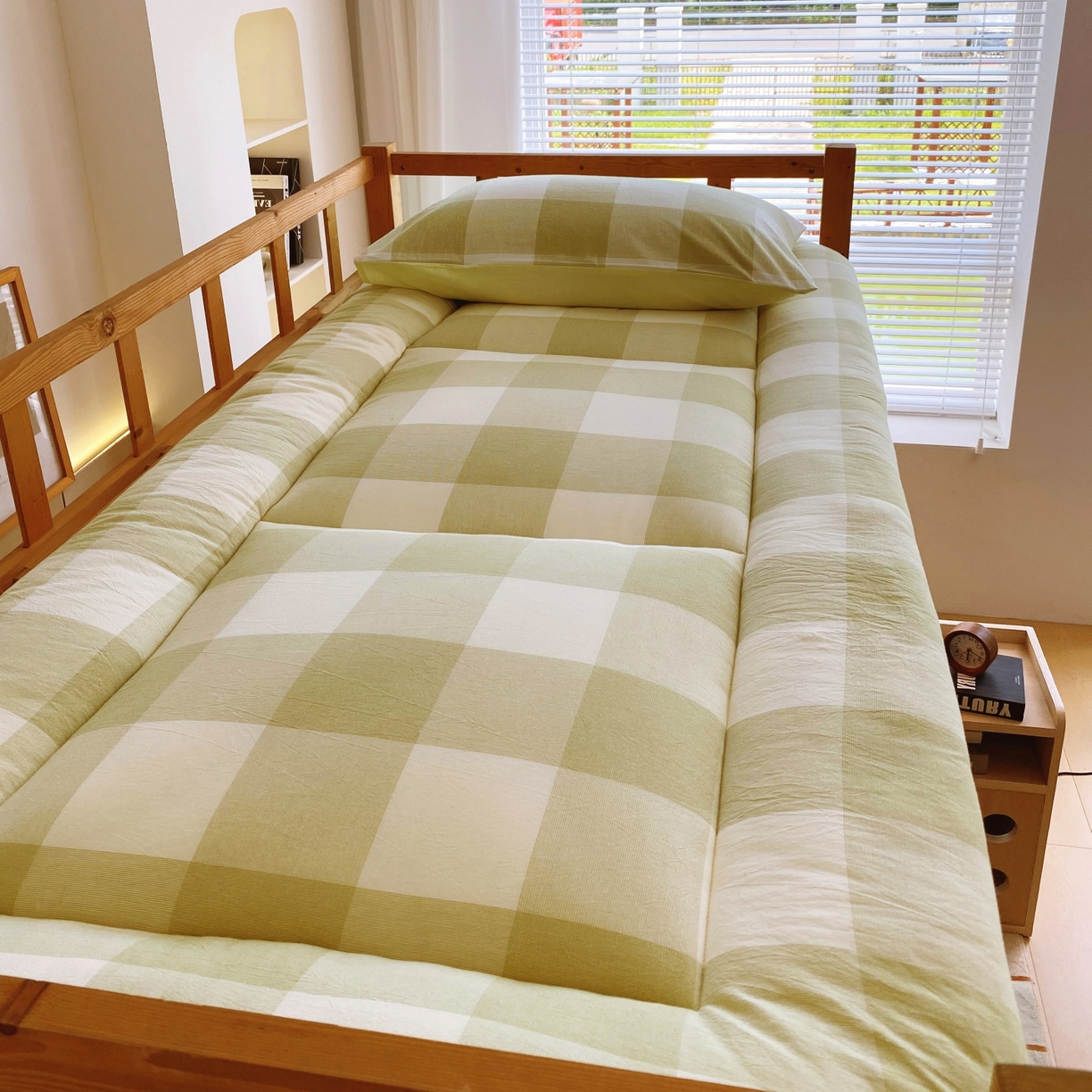 91家纺网 家纺一手货源 找家纺 梵克保罗 2025秋冬新款无印风学生宿舍床褥褥子 抹茶绿大格