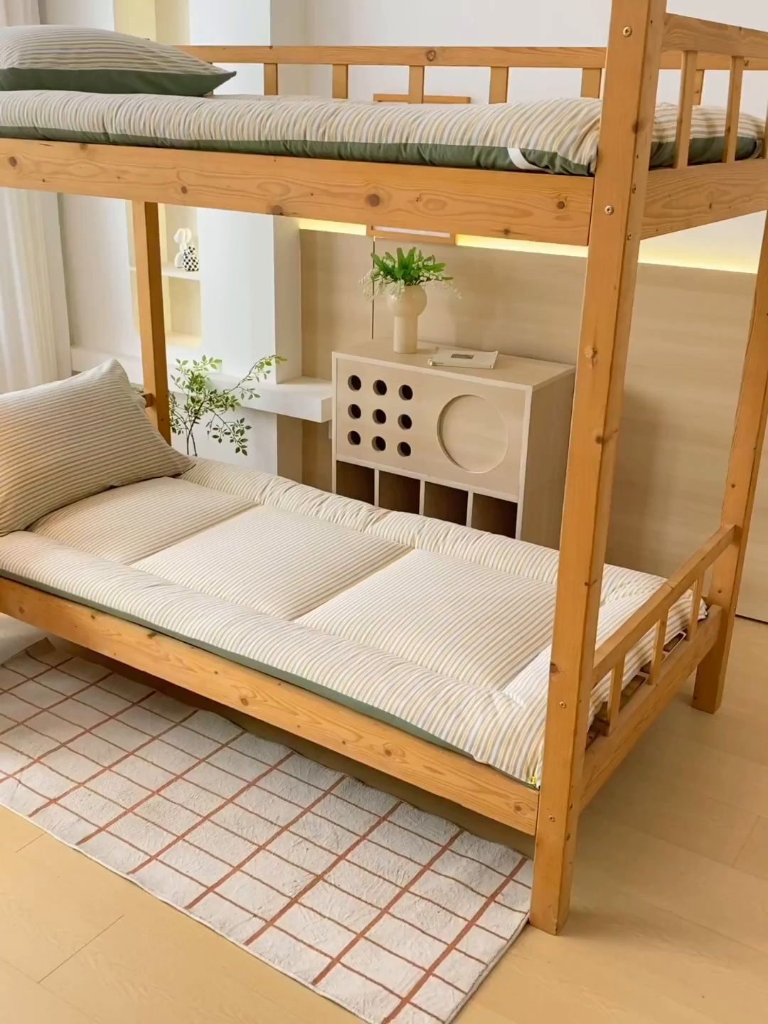 91家纺网 家纺一手货源 找家纺 梵克保罗 2025秋冬新款无印风学生宿舍床褥褥子 绿小条