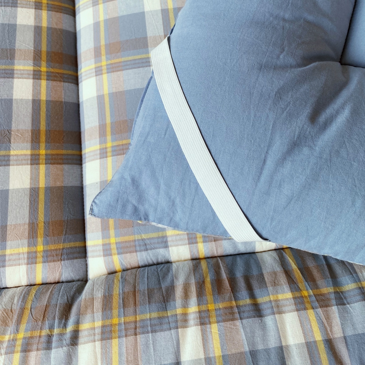 91家纺网 家纺一手货源 找家纺 梵克保罗 2025秋冬新款无印风学生宿舍床褥褥子 云舒蓝