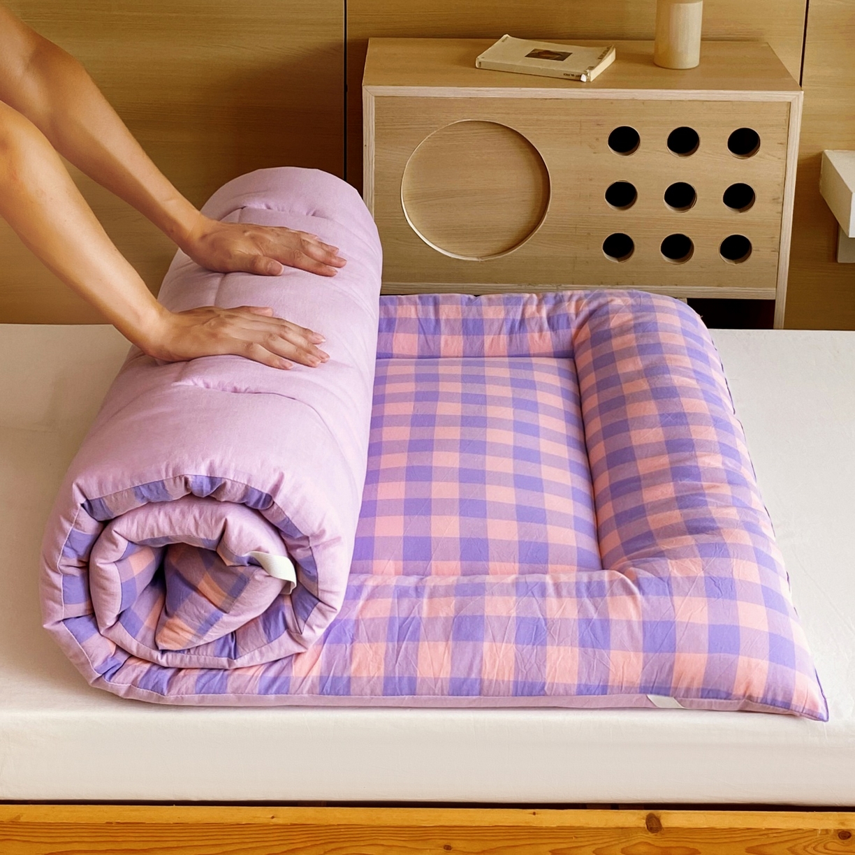 91家纺网 家纺一手货源 找家纺 梵克保罗 2025秋冬新款无印风学生宿舍床褥褥子 紫粉中格