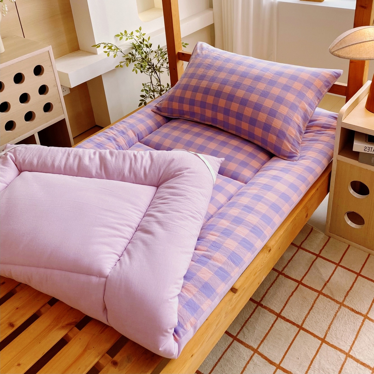 91家纺网 家纺一手货源 找家纺 梵克保罗 2025秋冬新款无印风学生宿舍床褥褥子 紫粉中格