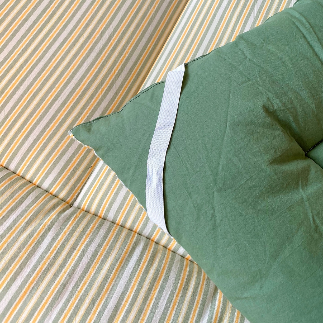 91家纺网 家纺一手货源 找家纺 梵克保罗 2025秋冬新款无印风学生宿舍床褥褥子 绿小条