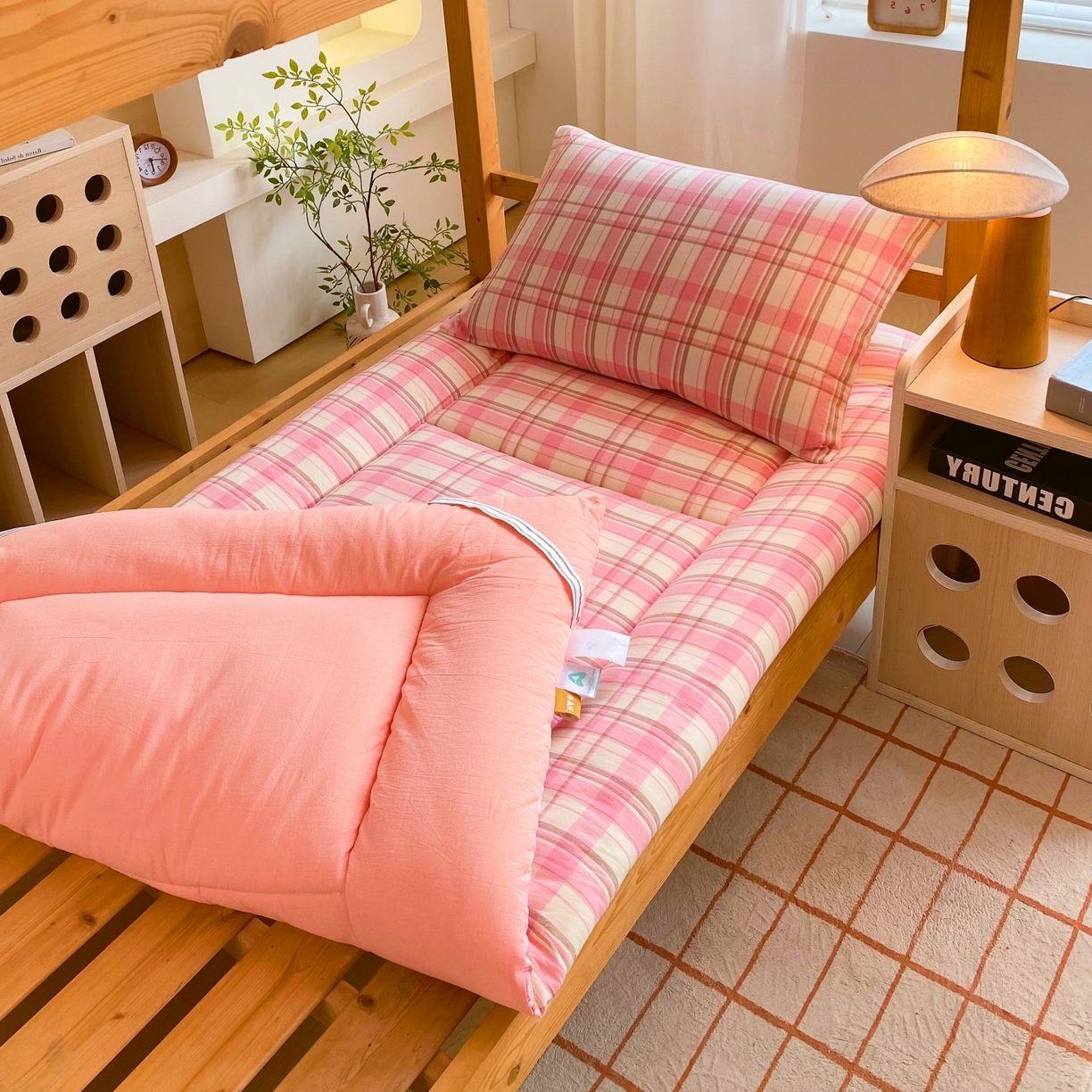 91家纺网 家纺一手货源 找家纺 梵克保罗 2025秋冬新款无印风学生宿舍床褥褥子 初春粉