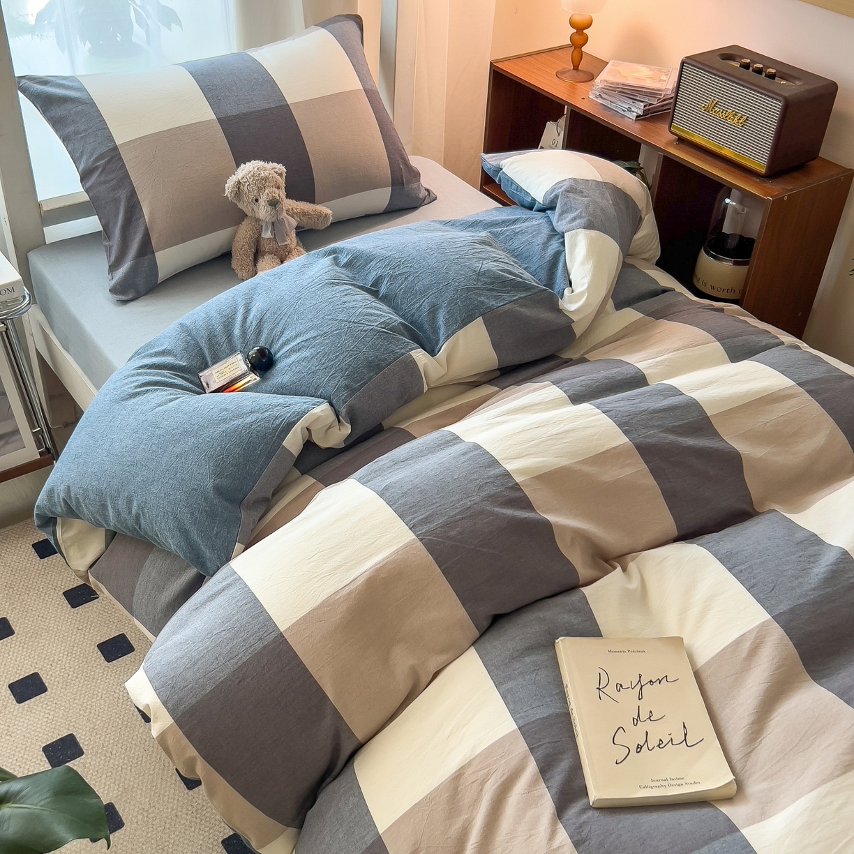 91家纺网 家纺一手货源 找家纺 梵克保罗 2025春夏新款水洗棉学生宿舍床单款床笠款三件套六件套大礼包学生季 深蓝大格