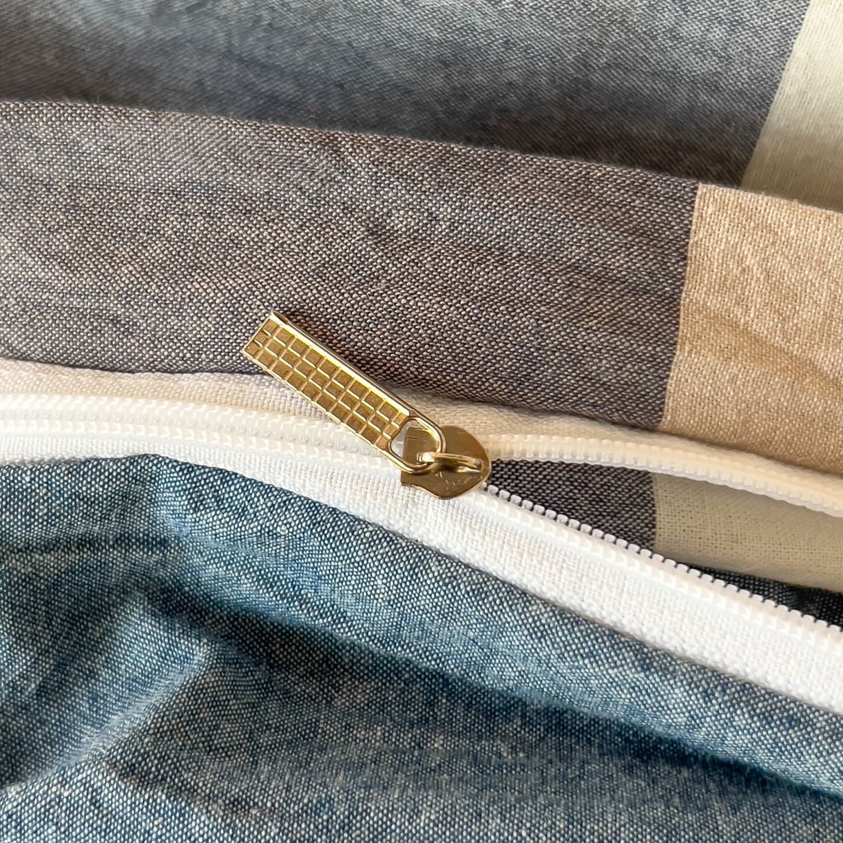 91家纺网 家纺一手货源 找家纺 梵克保罗 2025春夏新款水洗棉学生宿舍床单款床笠款三件套六件套大礼包学生季 深蓝大格