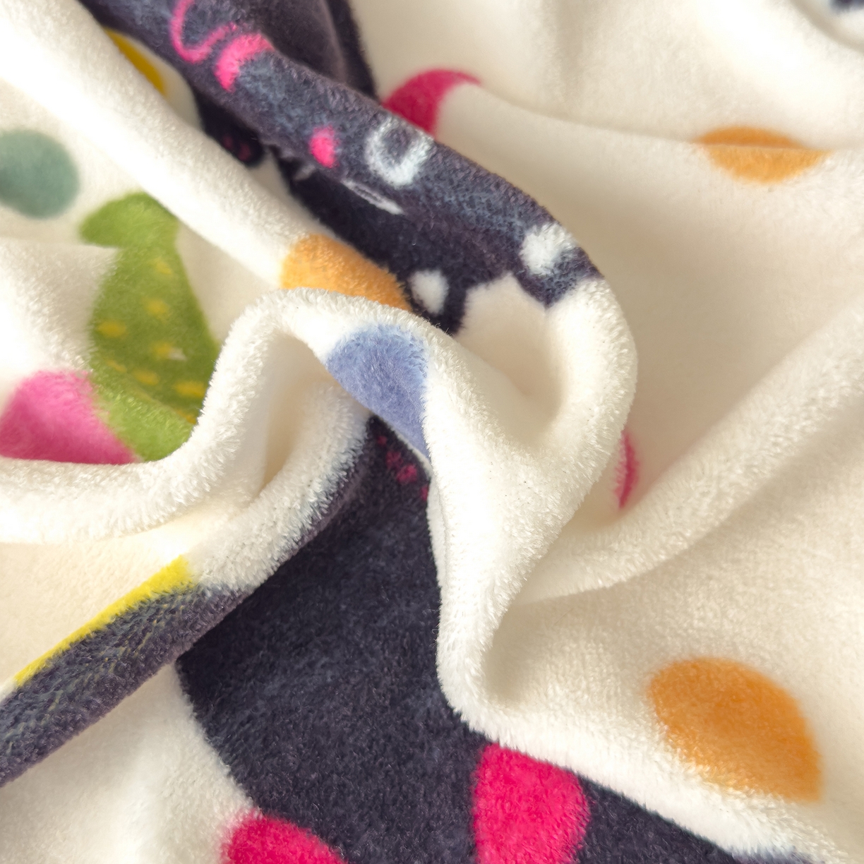 91家纺网 家纺一手货源 找家纺 久云居 2025新款高克重牛奶绒床笠 波点黑猫