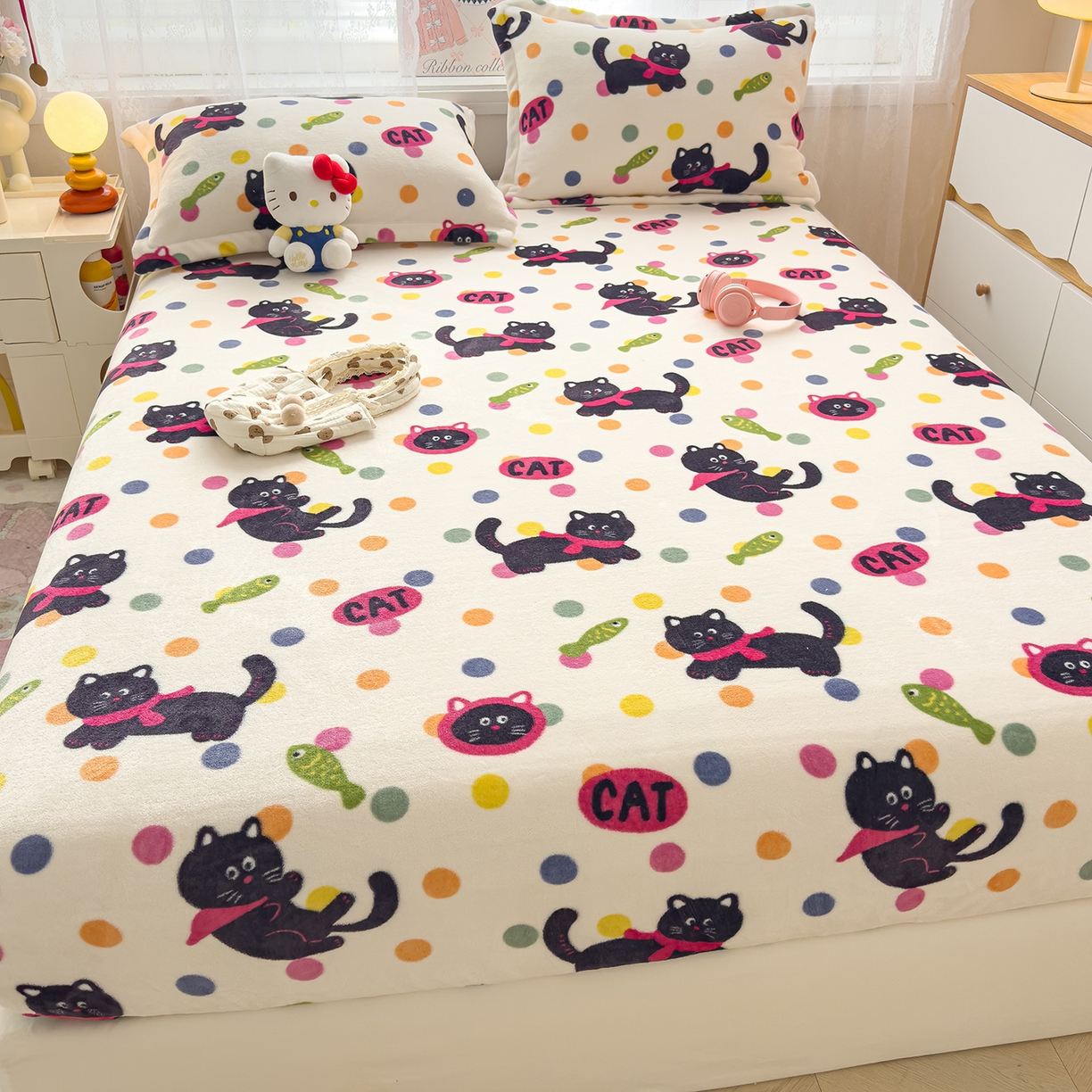 91家纺网 家纺一手货源 找家纺 久云居 2025新款高克重牛奶绒床笠 波点黑猫