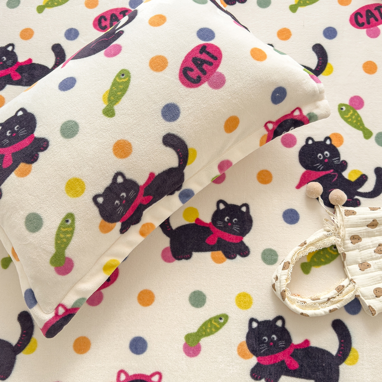 91家纺网 家纺一手货源 找家纺 久云居 2025新款高克重牛奶绒床笠 波点黑猫