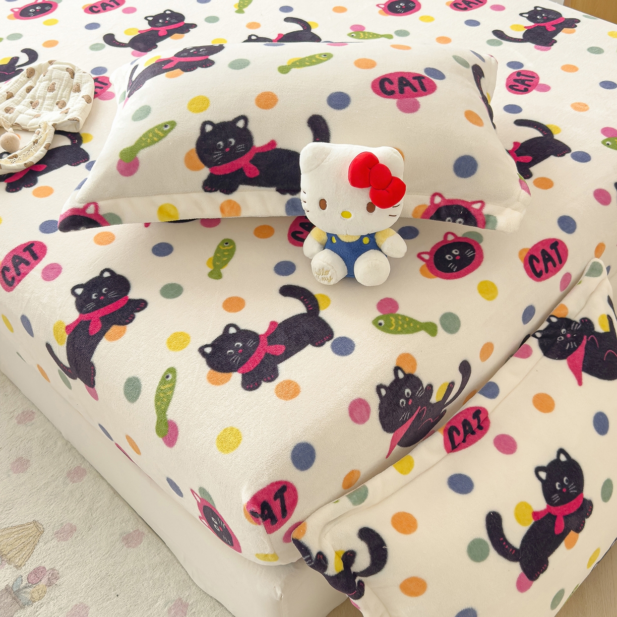 91家纺网 家纺一手货源 找家纺 久云居 2025新款高克重牛奶绒床笠 波点黑猫