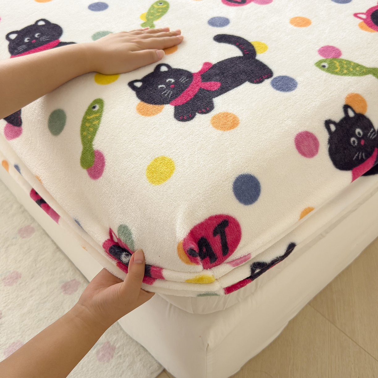 91家纺网 家纺一手货源 找家纺 久云居 2025新款高克重牛奶绒床笠 波点黑猫