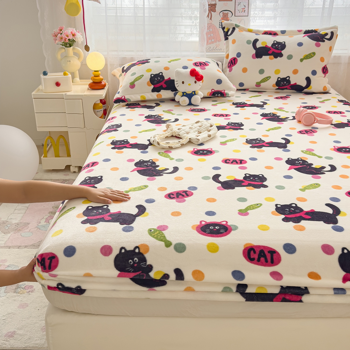 91家纺网 家纺一手货源 找家纺 久云居 2025新款高克重牛奶绒床笠 波点黑猫