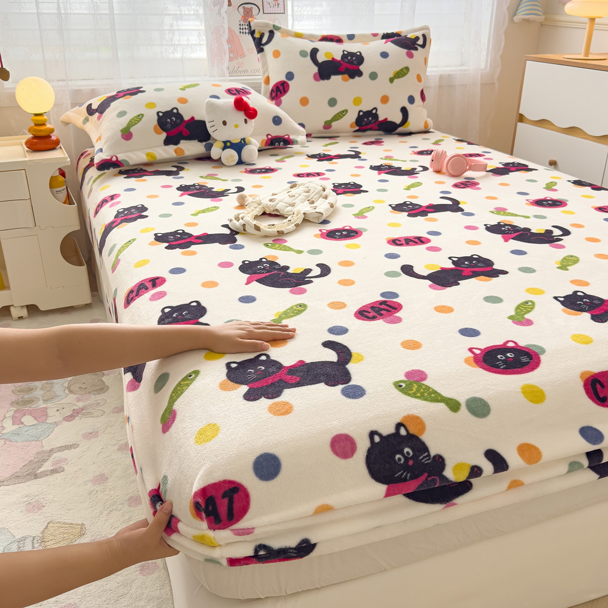 91家纺网 家纺一手货源 找家纺 久云居 2025新款高克重牛奶绒床笠 波点黑猫