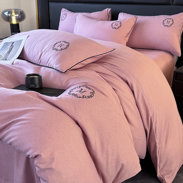 91家纺网 家纺一手货源 找家纺 （总）梵克保罗 2025秋冬新款加厚肌理纹碳素磨毛刺绣嵌绳轻奢四件套-慕韵