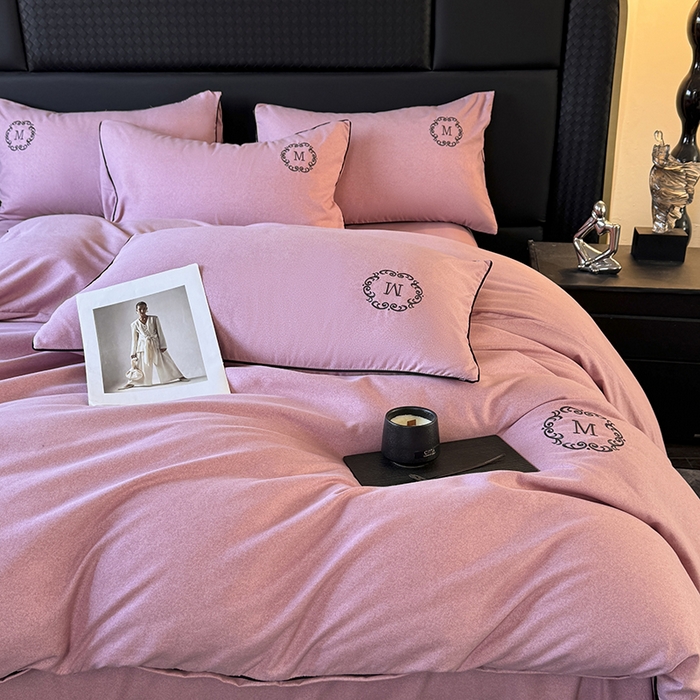 91家纺网 家纺一手货源 找家纺 （总）梵克保罗 2025秋冬新款加厚肌理纹碳素磨毛刺绣嵌绳轻奢四件套-慕韵