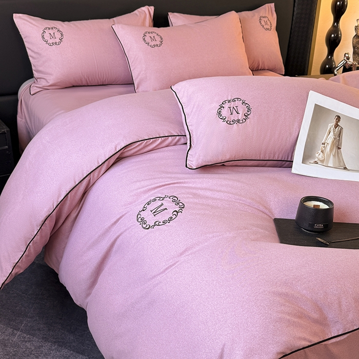 91家纺网 家纺一手货源 找家纺 （总）梵克保罗 2025秋冬新款加厚肌理纹碳素磨毛刺绣嵌绳轻奢四件套-慕韵