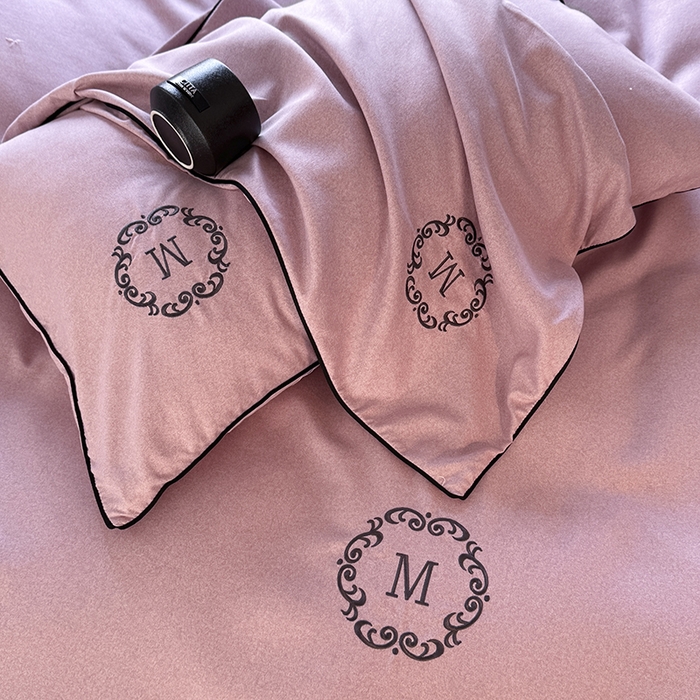 91家纺网 家纺一手货源 找家纺 梵克保罗 2025秋冬新款加厚肌理纹碳素磨毛刺绣嵌绳轻奢四件套-慕韵 慕韵-豆沙