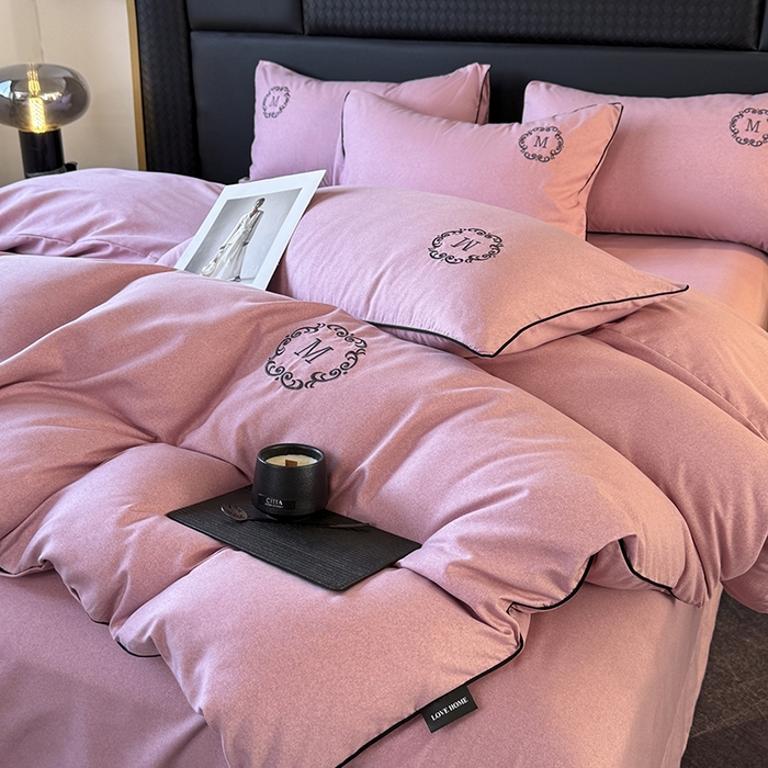 91家纺网 家纺一手货源 找家纺 （总）梵克保罗 2025秋冬新款加厚肌理纹碳素磨毛刺绣嵌绳轻奢四件套-慕韵