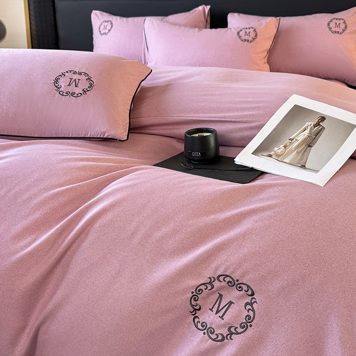 91家纺网 家纺一手货源 找家纺 梵克保罗 2025秋冬新款加厚肌理纹碳素磨毛刺绣嵌绳轻奢四件套-慕韵 慕韵-豆沙