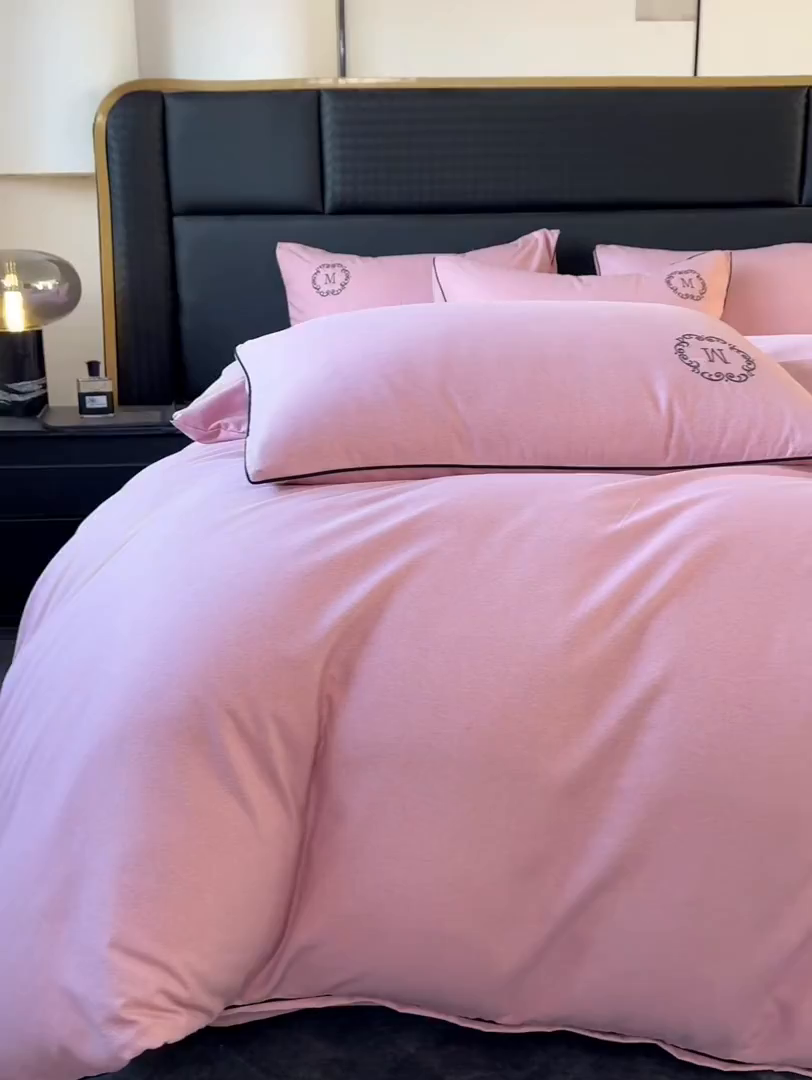 91家纺网 家纺一手货源 找家纺 （总）梵克保罗 2025秋冬新款加厚肌理纹碳素磨毛刺绣嵌绳轻奢四件套-慕韵