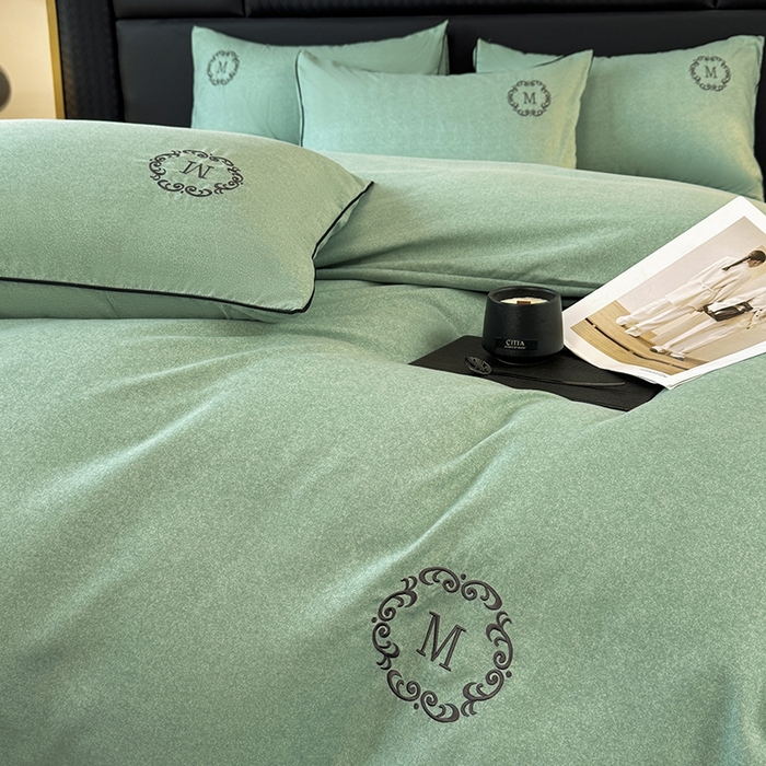 91家纺网 家纺一手货源 找家纺 梵克保罗 2025秋冬新款加厚肌理纹碳素磨毛刺绣嵌绳轻奢四件套-慕韵 慕韵-绿