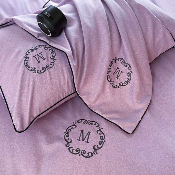 91家纺网 家纺一手货源 找家纺 梵克保罗 2025秋冬新款加厚肌理纹碳素磨毛刺绣嵌绳轻奢四件套-慕韵 慕韵-紫