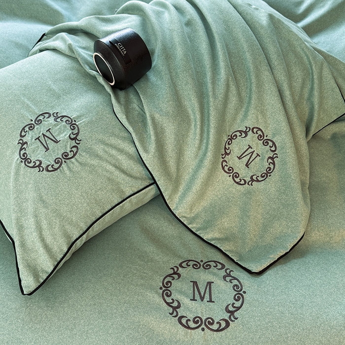 91家纺网 家纺一手货源 找家纺 梵克保罗 2025秋冬新款加厚肌理纹碳素磨毛刺绣嵌绳轻奢四件套-慕韵 慕韵-绿