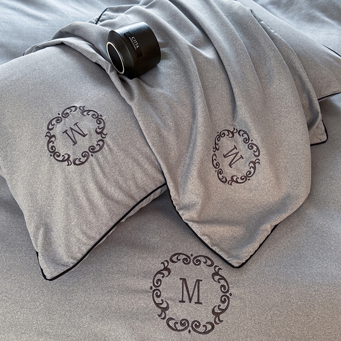 91家纺网 家纺一手货源 找家纺 梵克保罗 2025秋冬新款加厚肌理纹碳素磨毛刺绣嵌绳轻奢四件套-慕韵 慕韵-灰