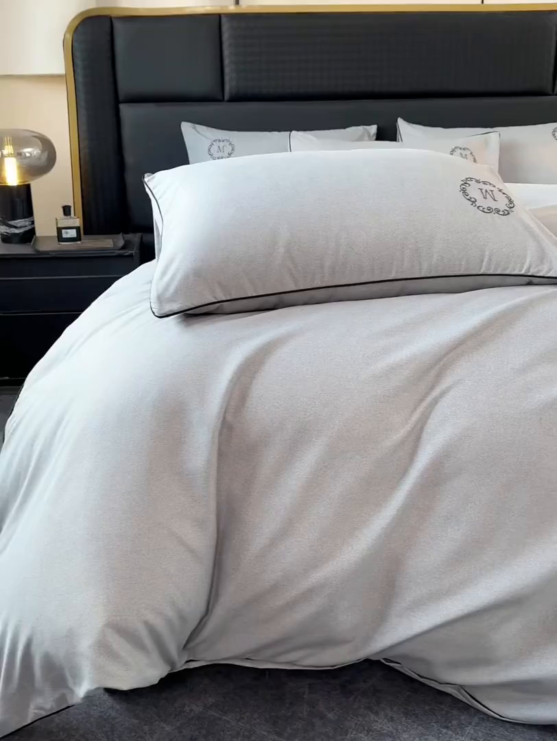 91家纺网 家纺一手货源 找家纺 梵克保罗 2025秋冬新款加厚肌理纹碳素磨毛刺绣嵌绳轻奢四件套-慕韵 慕韵-灰