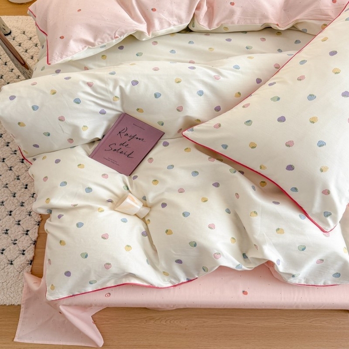 91家纺网 家纺一手货源 找家纺 梵克保罗 2025秋冬新款全棉印花嵌绳款小清新系列四件套 甜甜草莓