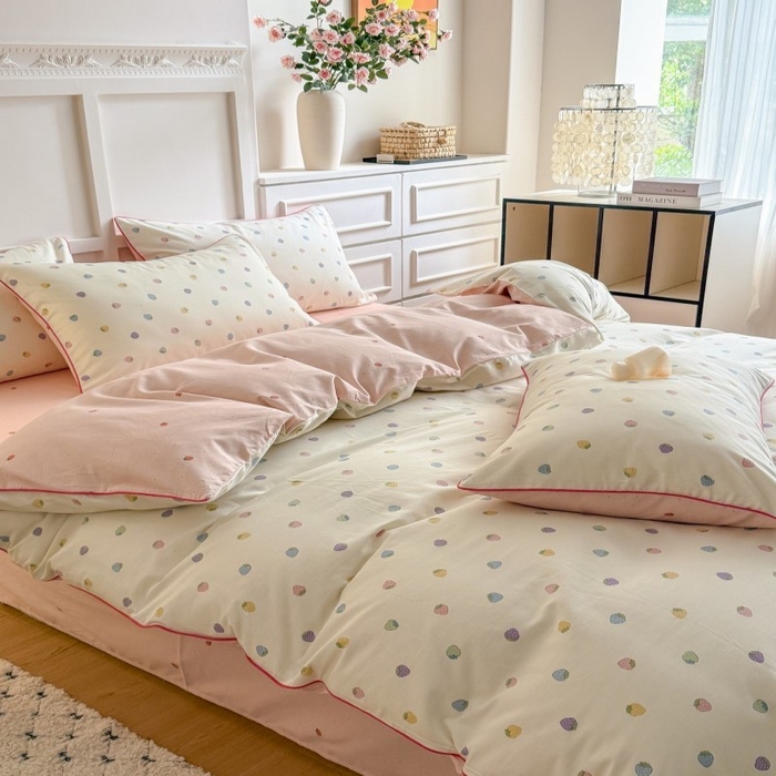 91家纺网 家纺一手货源 找家纺 梵克保罗 2025秋冬新款全棉印花嵌绳款小清新系列四件套 甜甜草莓