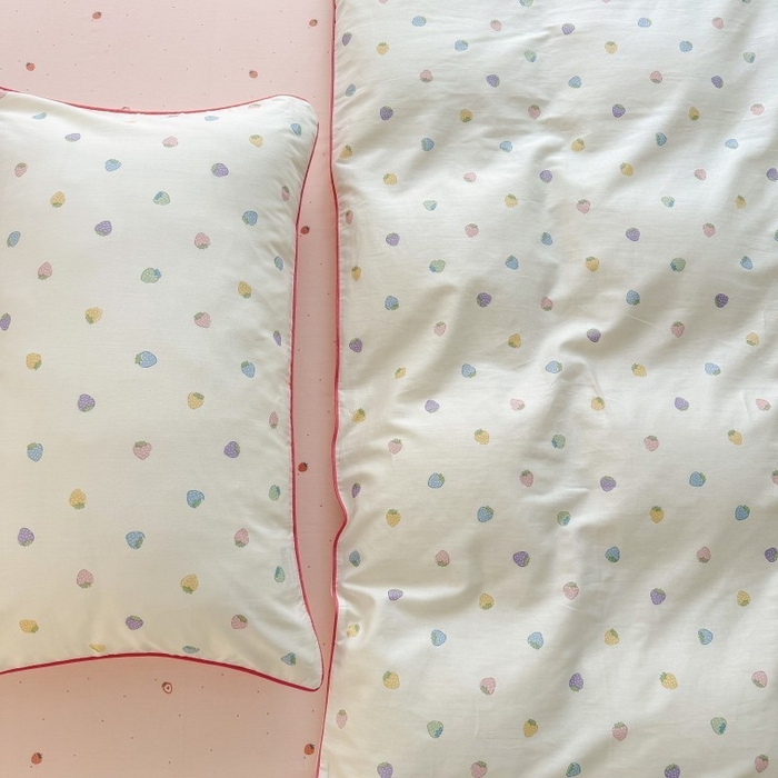 91家纺网 家纺一手货源 找家纺 梵克保罗 2025秋冬新款全棉印花嵌绳款小清新系列四件套 甜甜草莓