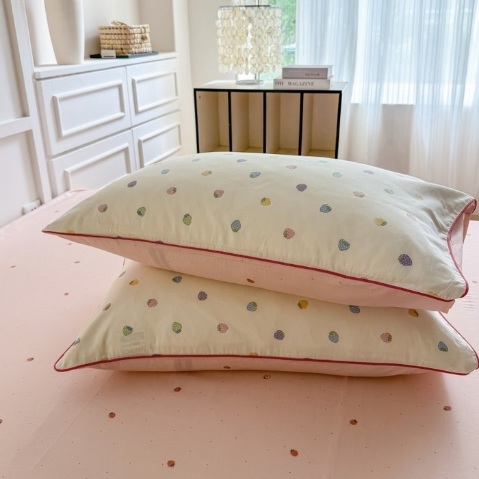 91家纺网 家纺一手货源 找家纺 梵克保罗 2025秋冬新款全棉印花嵌绳款小清新系列四件套 甜甜草莓