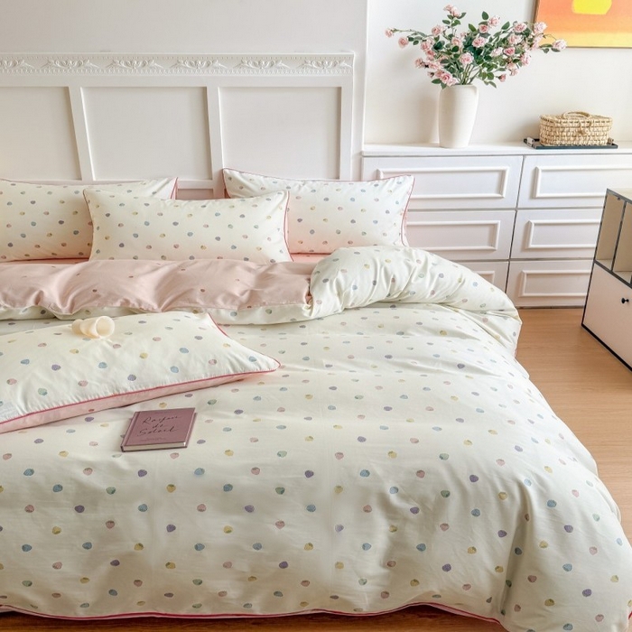 91家纺网 家纺一手货源 找家纺 梵克保罗 2025秋冬新款全棉印花嵌绳款小清新系列四件套 甜甜草莓