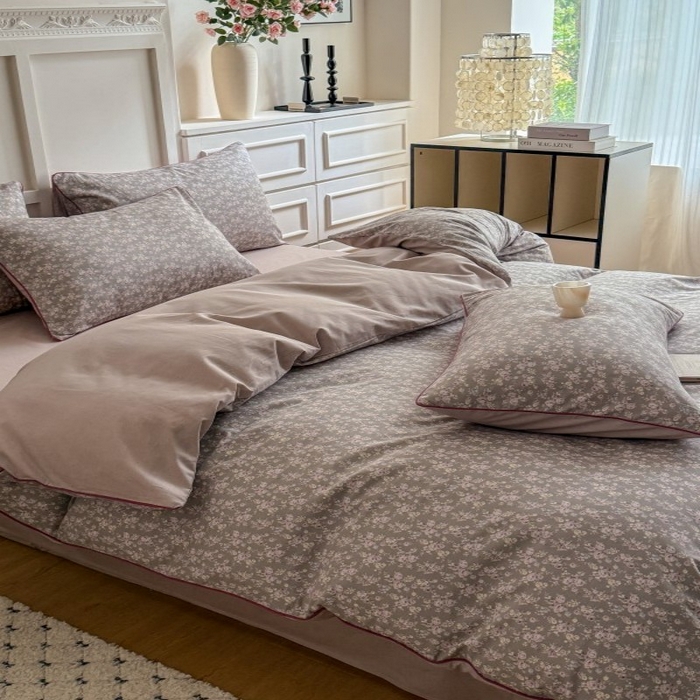 91家纺网 家纺一手货源 找家纺 梵克保罗 2025秋冬新款全棉印花嵌绳款小清新系列四件套 夏花-豆沙