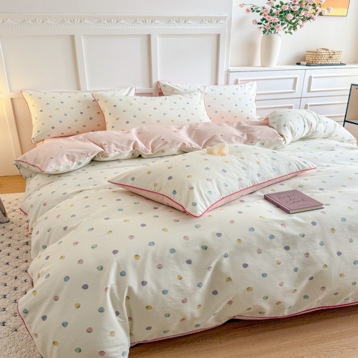 91家纺网 家纺一手货源 找家纺 梵克保罗 2025秋冬新款全棉印花嵌绳款小清新系列四件套 甜甜草莓