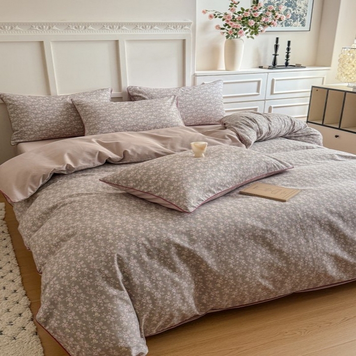 91家纺网 家纺一手货源 找家纺 梵克保罗 2025秋冬新款全棉印花嵌绳款小清新系列四件套 夏花-豆沙