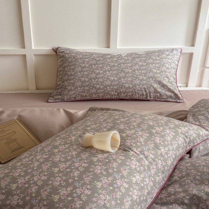 91家纺网 家纺一手货源 找家纺 梵克保罗 2025秋冬新款全棉印花嵌绳款小清新系列四件套 夏花-豆沙