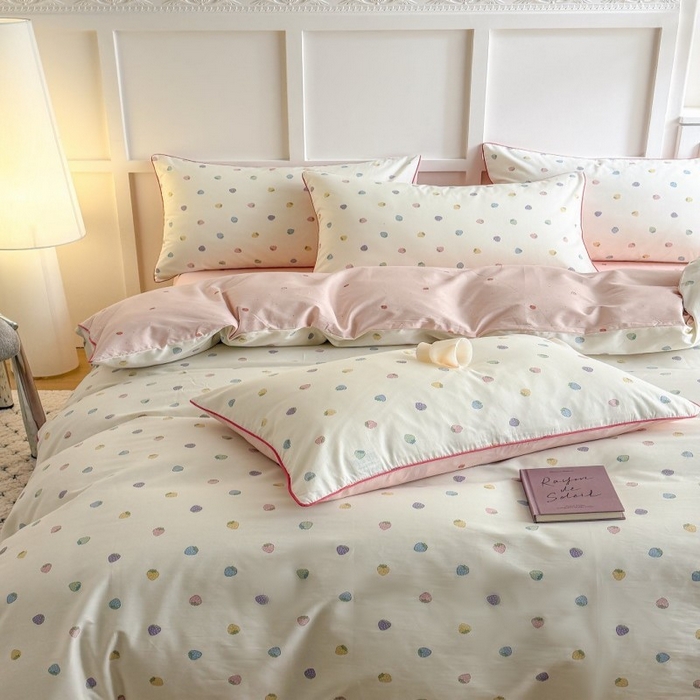 91家纺网 家纺一手货源 找家纺 梵克保罗 2025秋冬新款全棉印花嵌绳款小清新系列四件套 甜甜草莓