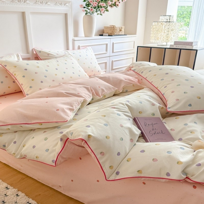 91家纺网 家纺一手货源 找家纺 梵克保罗 2025秋冬新款全棉印花嵌绳款小清新系列四件套 甜甜草莓