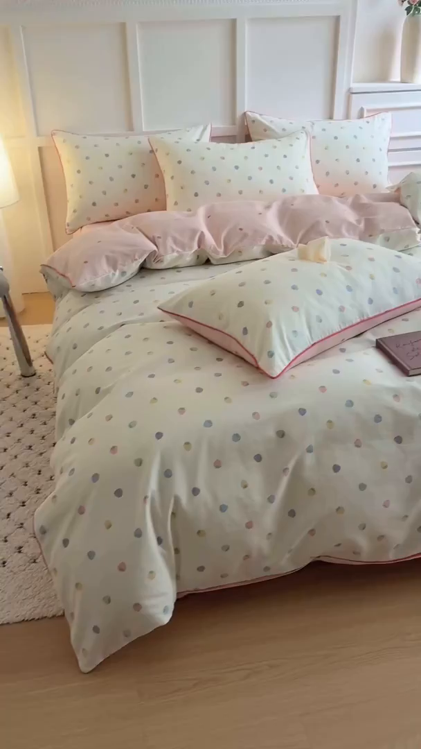 91家纺网 家纺一手货源 找家纺 梵克保罗 2025秋冬新款全棉印花嵌绳款小清新系列四件套 甜甜草莓