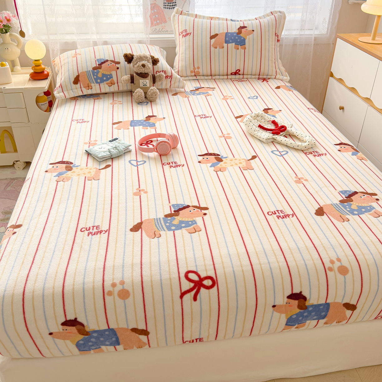 91家纺网 家纺一手货源 找家纺 久云居 2025新款高克重牛奶绒床笠 萌犬派对